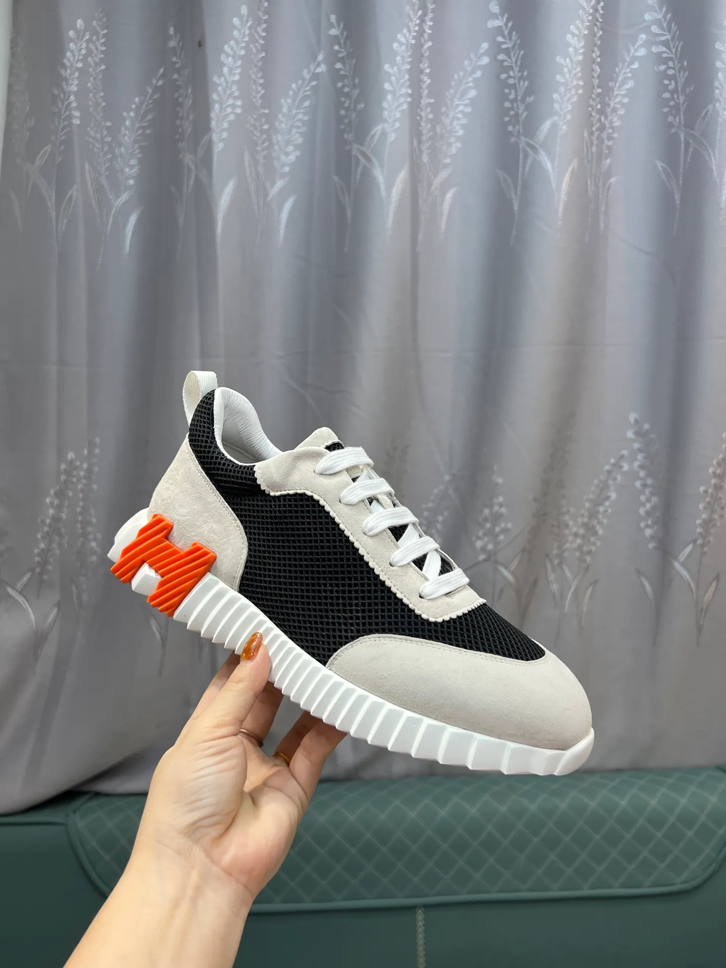 Men's shoes 💰660 Exclusive real shot (top version) Hermes new autumn and winter sports shoes. One of the most comfortable shoes from Hermes. Very light on the feet and good-looking. You will not be tired even if you go shopping. The overall suede feels very good. It is very beautiful and versatile. Very light and comfortable. Fabric: Imported high mercerized sheep/original single rain velvet. Lining: Imported silk sheepskin for the lining insole. Outsole: Seamless combination of IP+TPU (multi-color letters) German technology irradiation machine Size: Male 39-46 (Male 38 45 46 customized) Top quality, simultaneous full set of packaging